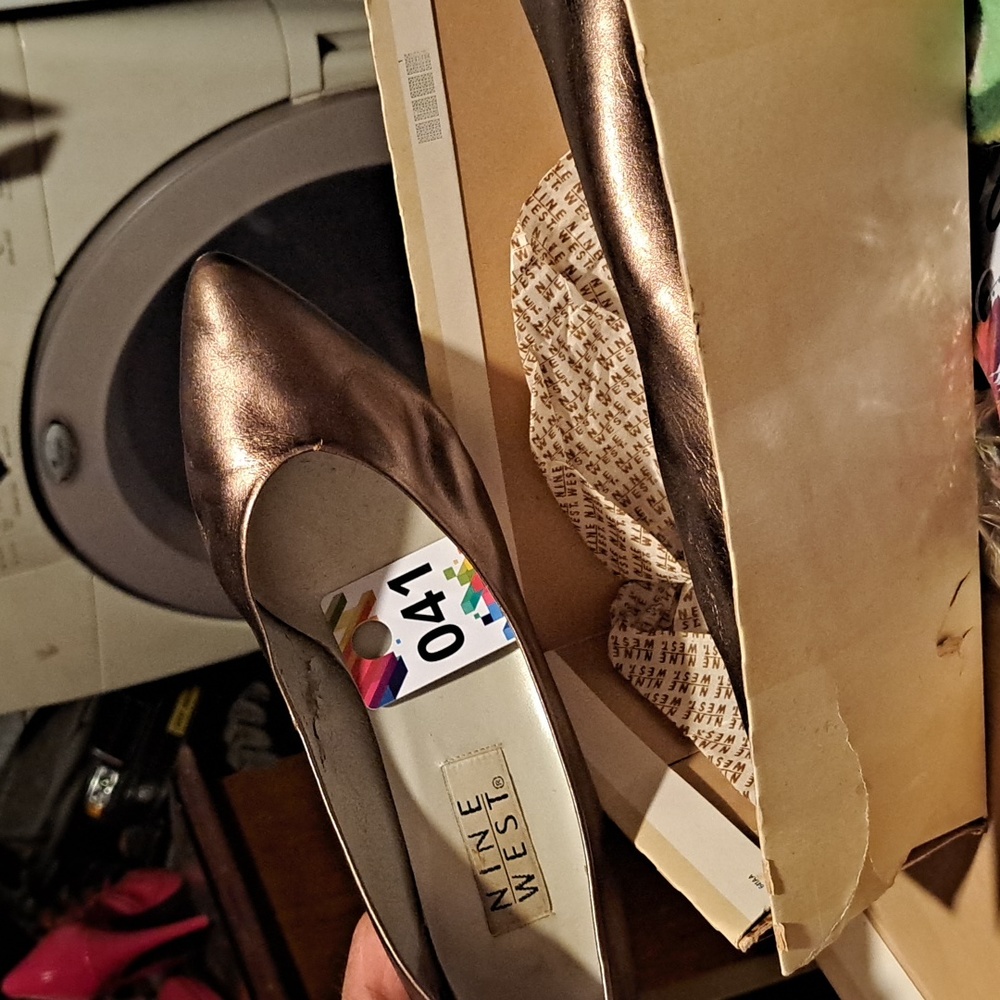 #41 Nine West shoes size 9 1/2 rose gold color